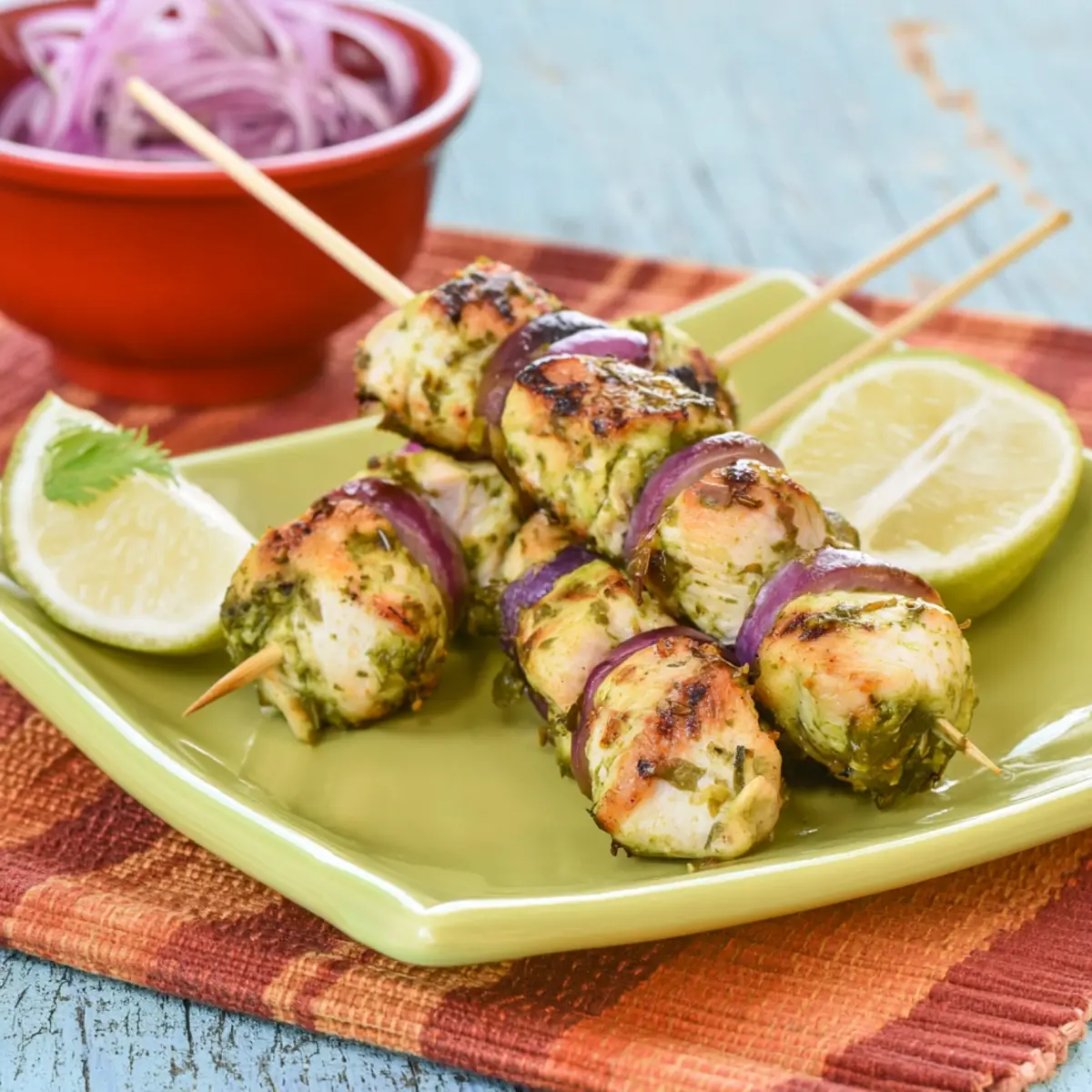 Brochettes de poulet mariné au citron, thym et cumin